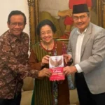 Jimly Serahkan Buku Amandemen UUD 1945 ke Megawati, Isyarat Dorongan Reformasi Ketatanegaraan