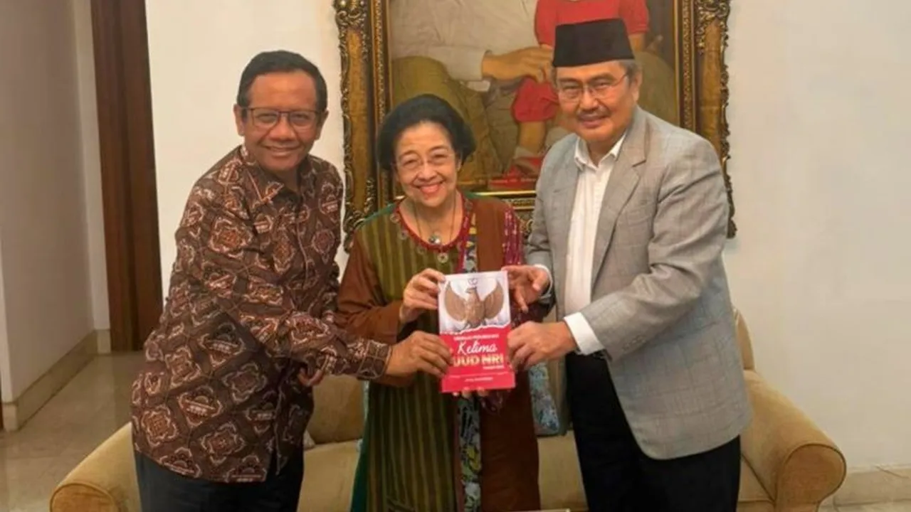 Jimly Serahkan Buku Amandemen UUD 1945 ke Megawati, Isyarat Dorongan Reformasi Ketatanegaraan