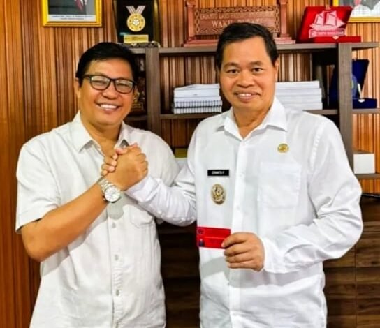 Wabup Tana Toraja Terima KTA dari PDIP