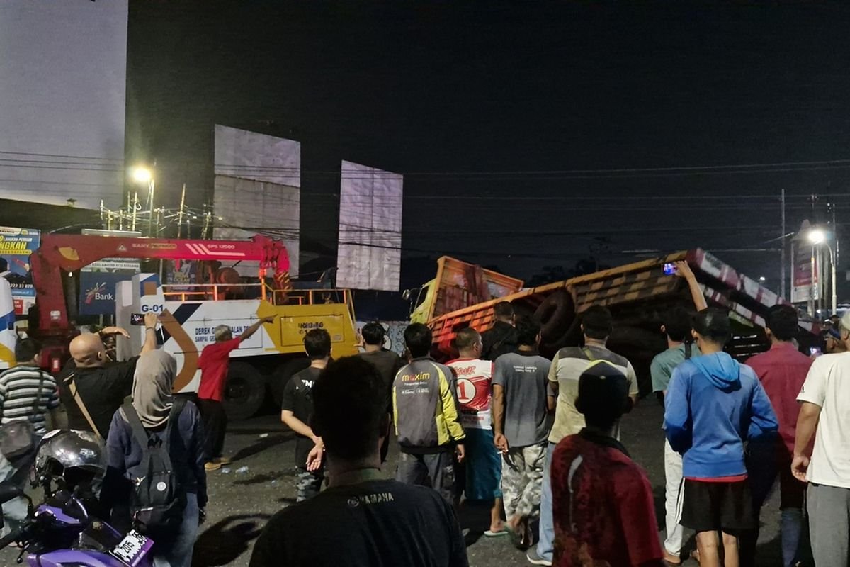 Truk Tronton Alami Rem Blong di Banyumanik, Sebabkan Kecelakaan Beruntun dan Kemacetan Parah