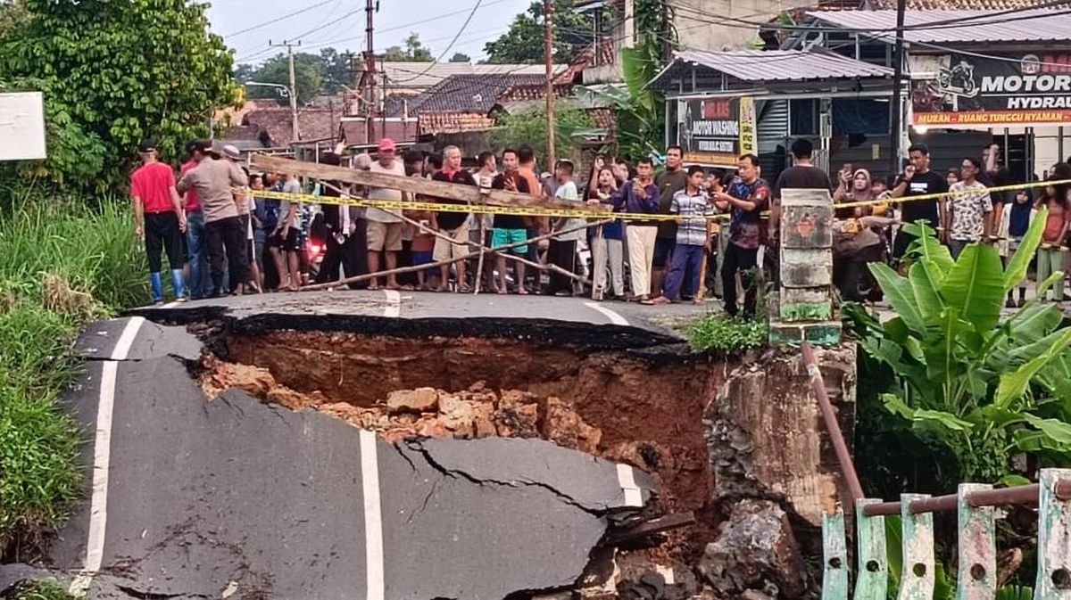 Jembatan di Prabumulih Putus Diterjang Arus Deras Sungai