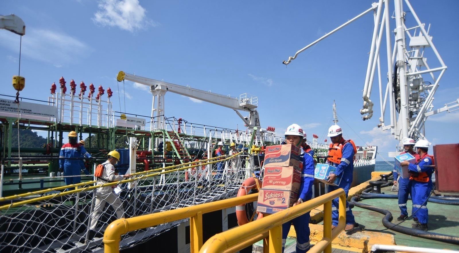Kapal Pertamina Antar Kebutuhan Energi Bantu Masyarakat Sumatera