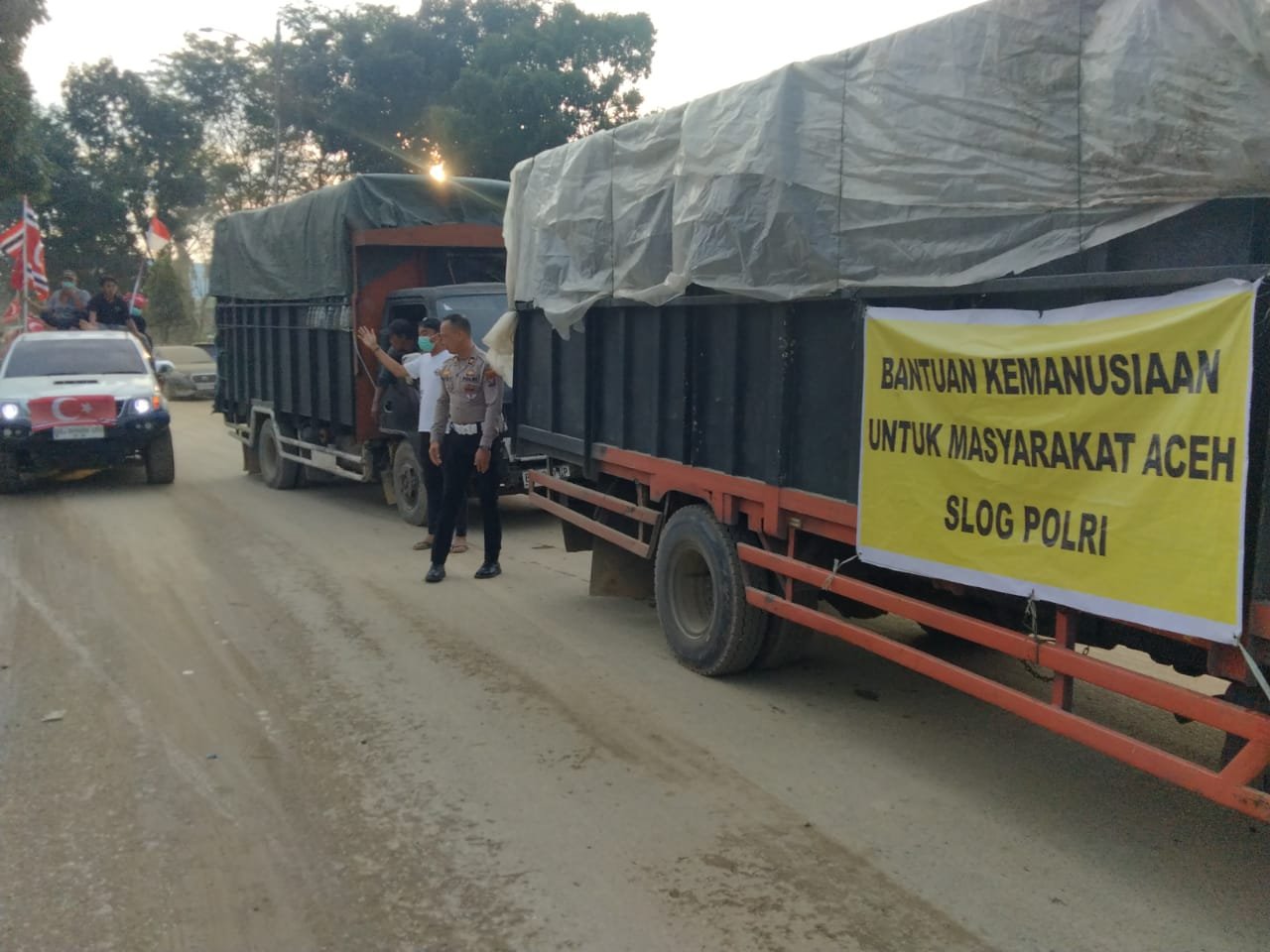 Satlantas Polres Langkat Kawal Bantuan Kemanusiaan untuk Aceh