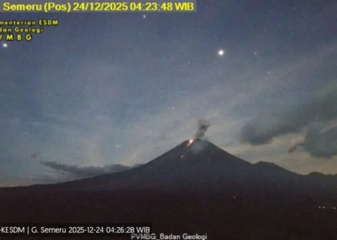 Gunung Semeru Erupsi Disertai Letusan dan Kolom Abu 900 Meter