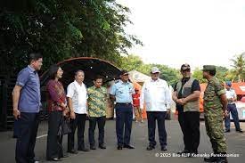 Kemenko Perekonomian Salurkan 40 Ton Bantuan Makanan dan Alat Kesehatan ke Sumatera