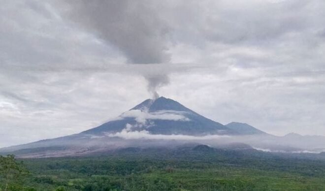 Gunung Semeru Erupsi, Tinggi Letusan Capai 900 Meter