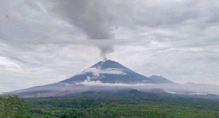 Gunung Semeru Erupsi, Tinggi Letusan Capai 900 Meter