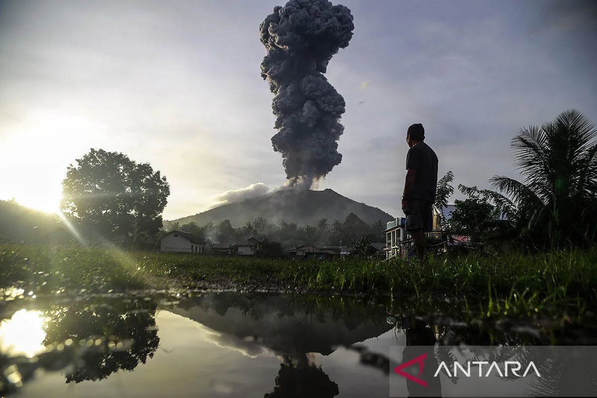 Gunung Ibu erupsi Kamis, lontarkan abu vulkanik hingga 800 meter
