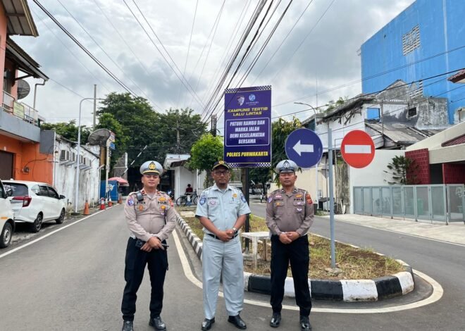 Jasa Raharja Purwakarta Bersama Unit Kamsel Pasang Papan Himbauan di Kampung Tertib Lalu Lintas Sebagai Upaya Preventif Kecelakaan
