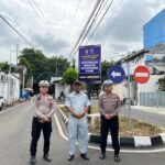 Jasa Raharja Purwakarta Bersama Unit Kamsel Pasang Papan Himbauan di Kampung Tertib Lalu Lintas Sebagai Upaya Preventif Kecelakaan