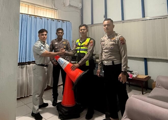 Jasa Raharja Cabang Solok Serahkan Traffic Cone kepada Polres Dharmasraya untuk Dukung Pengamanan Lalu Lintas