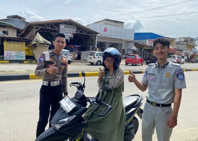 Jasa Raharja Mamuju Tengah Melakukan Aksi Simpatik Membagikan Helm Gratis kepada pengendara di sekitar jalan topoyo