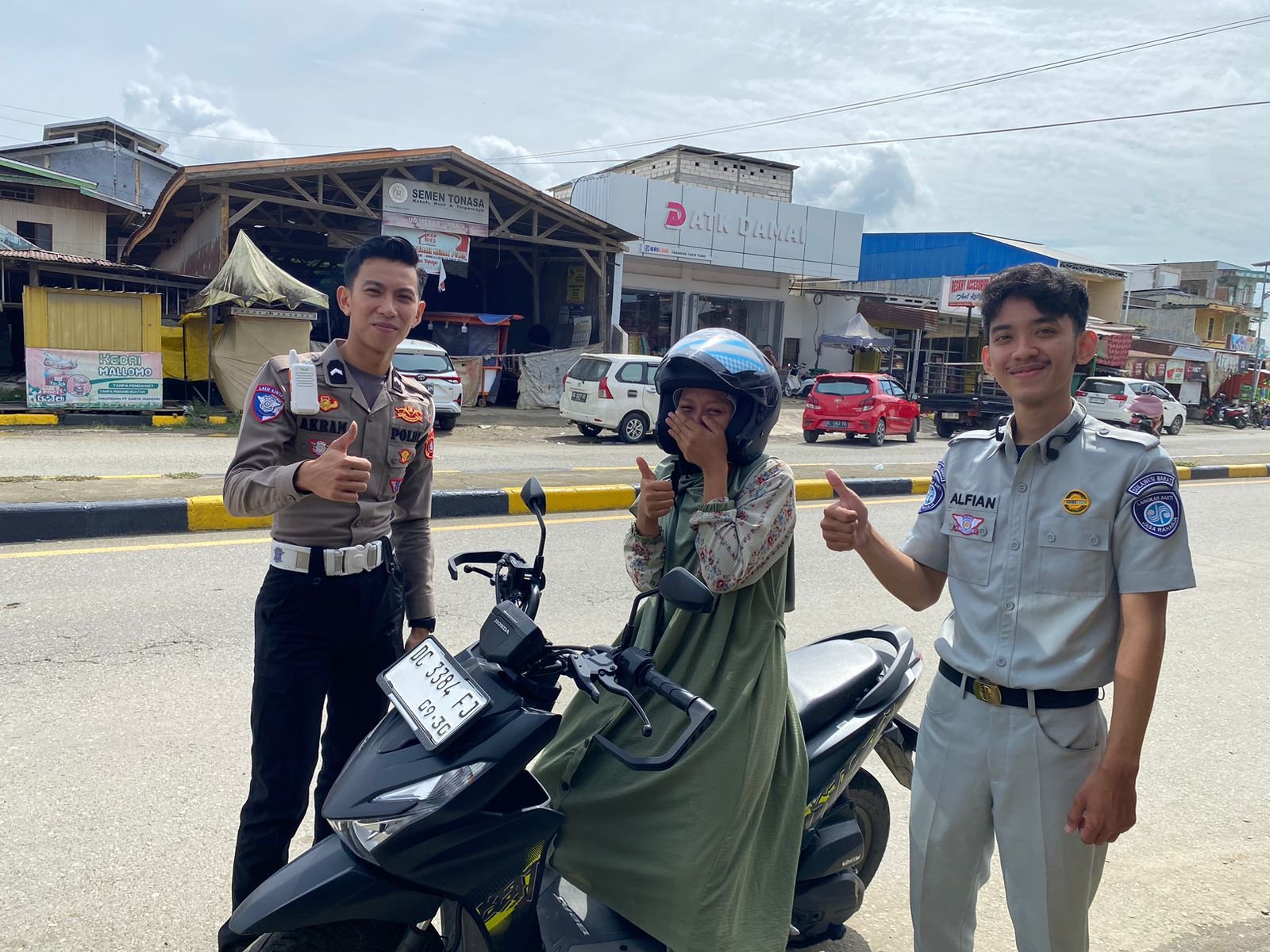 Jasa Raharja Mamuju Tengah Melakukan Aksi Simpatik Membagikan Helm Gratis kepada pengendara di sekitar jalan topoyo