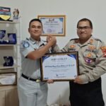 Perkuat Kolaborasi Keselamatan Jalan, Jasa Raharja Singkawang Serahkan Piagam Apresiasi kepada Kasatlantas Polres Singkawang