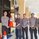 Komitmen Keselamatan Jalan, Jasa Raharja Cabang Sumbawa Serahkan Traffic Cone ke Satlantas Polres Sumbawa