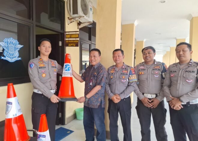 Komitmen Keselamatan Jalan, Jasa Raharja Cabang Sumbawa Serahkan Traffic Cone ke Satlantas Polres Sumbawa