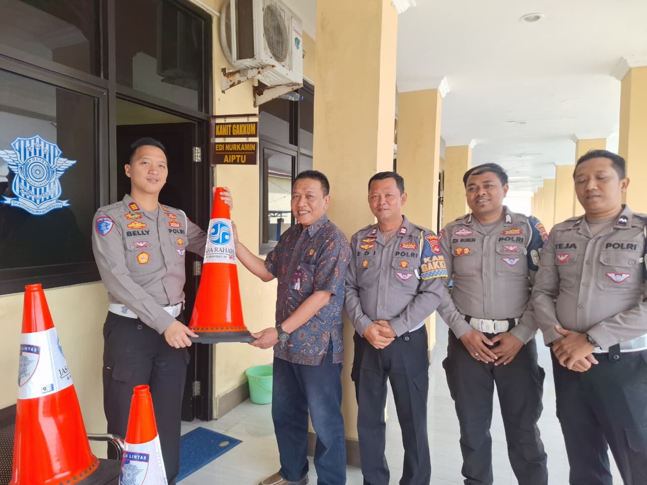 Komitmen Keselamatan Jalan, Jasa Raharja Cabang Sumbawa Serahkan Traffic Cone ke Satlantas Polres Sumbawa