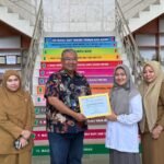 Jasa Raharja Kanwil Kepri Serahkan Penghargaan Kualitas Layanan Rumah Sakit kepada Direktur RSUD Embung Fatimah Kota Batam