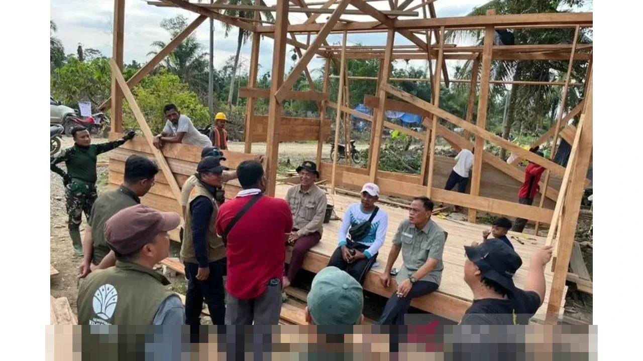 Ratusan Kayu Hasil Banjir Dimanfaatkan untuk Bangunan Warga Terdampak di Aceh dan Sumut