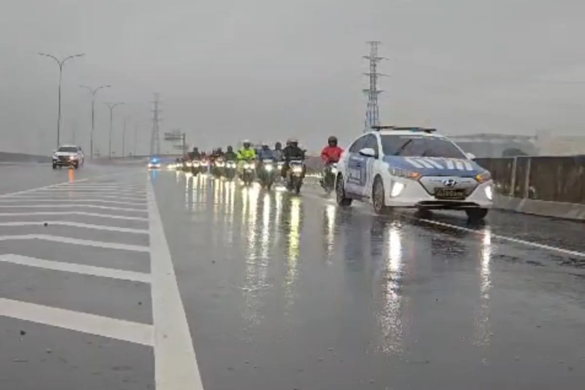 Jalan Arteri Banjir, Korlantas Polri Kawal Pemotor Melintas Tol
