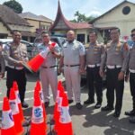Jasa Raharja Bukittinggi Serahkan Traffic Cone kepada Polresta Bukittinggi untuk Dukung Keselamatan Lalu Lintas
