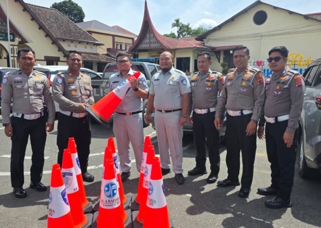 Jasa Raharja Bukittinggi Serahkan Traffic Cone kepada Polresta Bukittinggi untuk Dukung Keselamatan Lalu Lintas