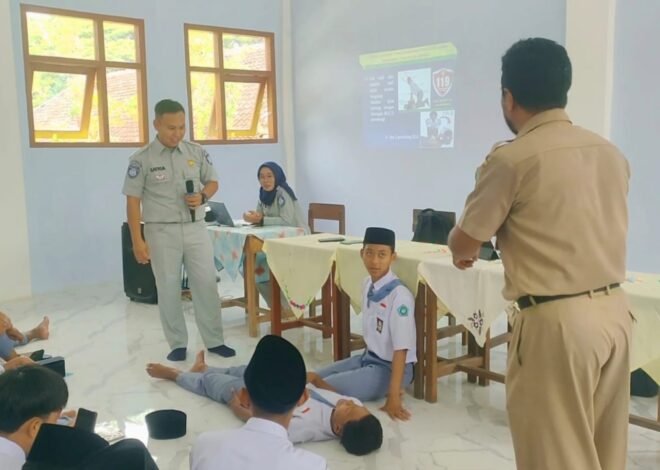Jasa Raharja Cabang Pati Bekali SMK Annuroniyah Rembang Program PPKL dan Pelatihan PPGD