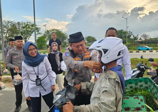 Jasa Raharja dan Ditlantas Polda Kepri Himbau Keselamatan Berlalu Lintas selama Ramadhan dengan Berbagi Takjil dan Helm di Simpang Summerland