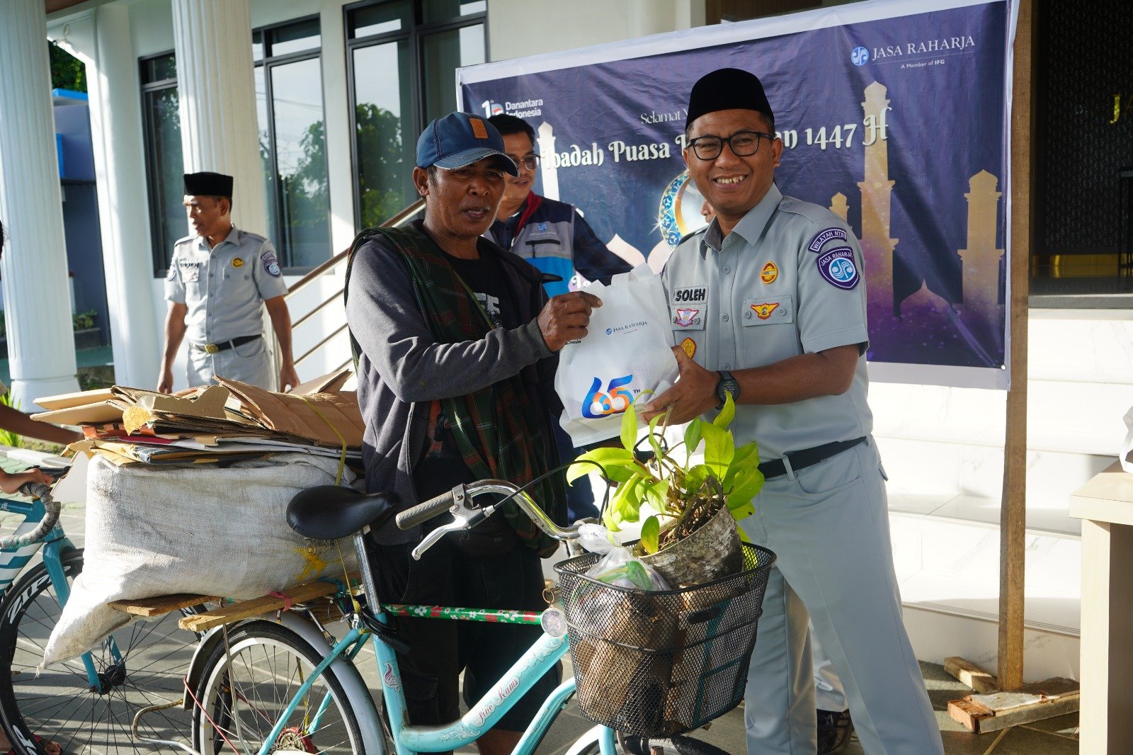 Semarak Ramadan, Jasa Raharja NTB Bagikan Takjil Gratis kepada Pengendara dan Masyarakat Sekitar