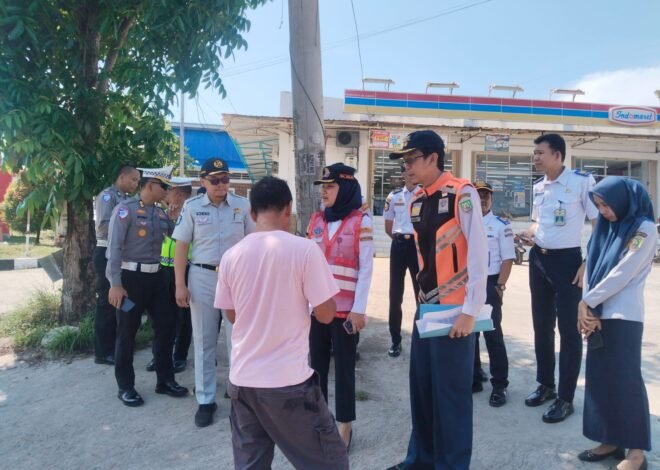 Jasa Raharja Bengkulu Bersama Mitra Berikan Imbauan kepada Sopir Angkutan Barang di SPBU Air Sebakul