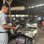 Aksi Simpatik Jasa Raharja Banten: Sapa Ratusan Pemilik Kendaraan di Kantong Parkir untuk Edukasi Digital dan Undian Emas