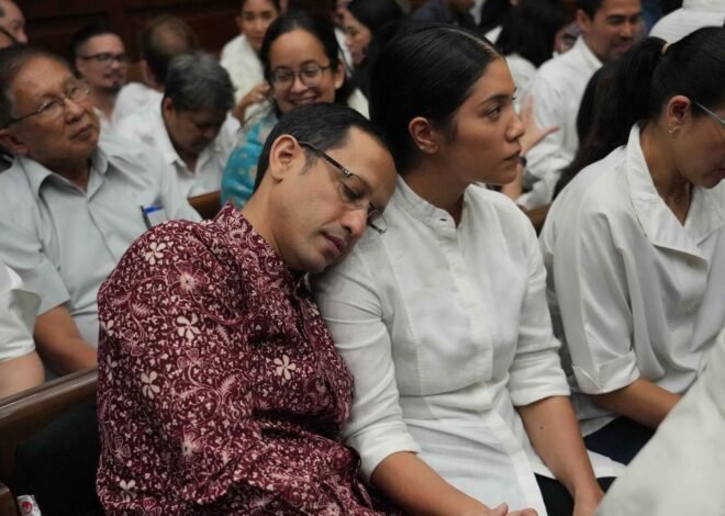 Momen Haru Nadiem Usai Dituntut 18 Tahun Penjara, Langsung Rangkul Istri Sambil Menangis