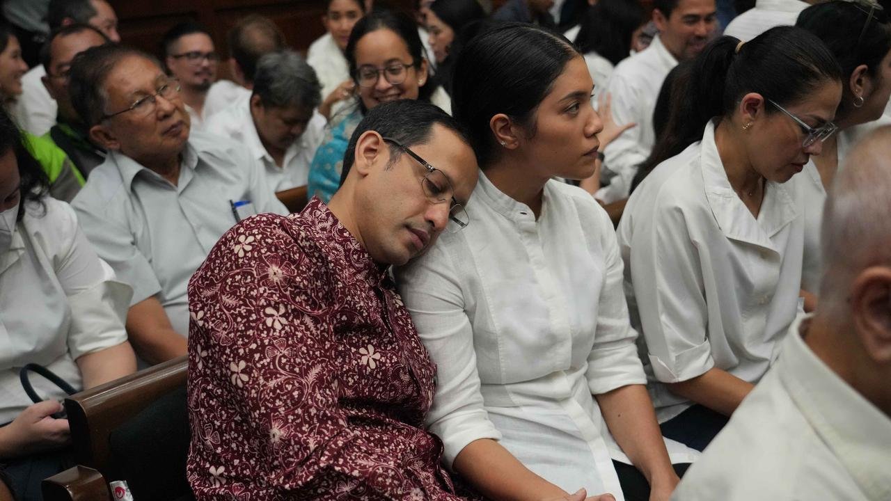 Momen Haru Nadiem Usai Dituntut 18 Tahun Penjara, Langsung Rangkul Istri Sambil Menangis