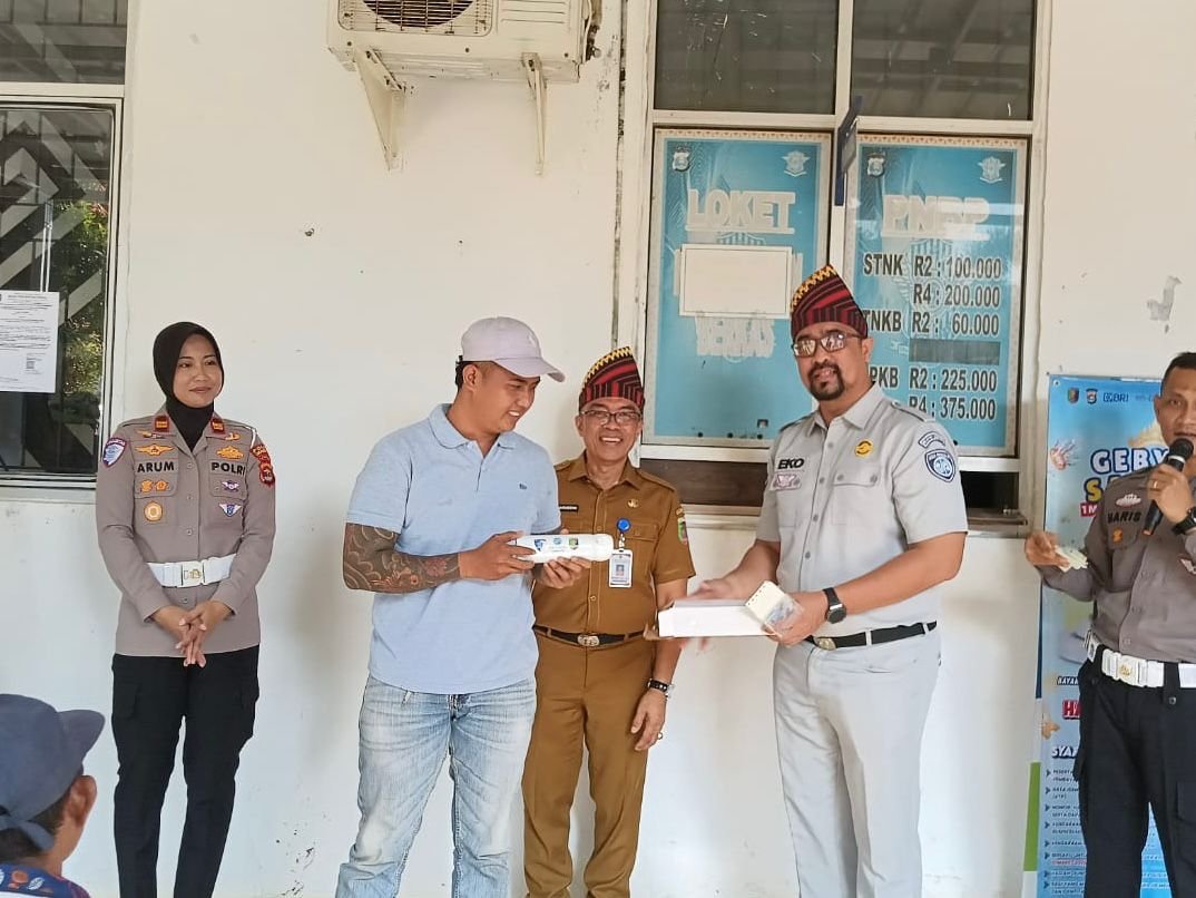 Penanggung Jawab Samsat Sukadana Apresiasi Wajib Pajak melalui Pemberian Souvenir pada Program Keringanan Pajak 2026