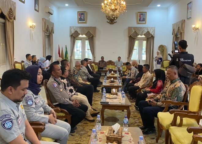 Jasa Raharja Cabang Sukabumi Serahkan Santunan Kepada Beberapa Ahli Waris Korban Kecelakaan Lalu Lintas di Pendopo Kabupaten Sukabumi