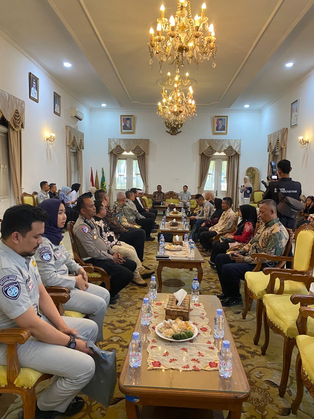 Jasa Raharja Cabang Sukabumi Serahkan Santunan Kepada Beberapa Ahli Waris Korban Kecelakaan Lalu Lintas di Pendopo Kabupaten Sukabumi