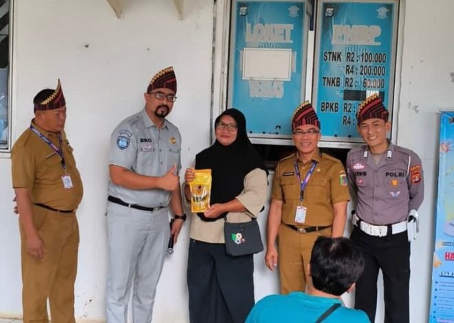 Samsat Sukadana Apresiasi Wajib Pajak melalui Pembagian Souvenir Program Keringanan Pajak 2026