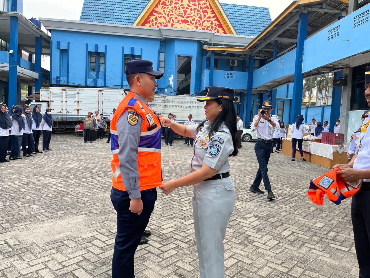 Dukung Upaya Peningkatan Keselamatan Transportasi Jasa Raharja Riau Serahkan Rompi Petugas kepada Dinas Perhubungan