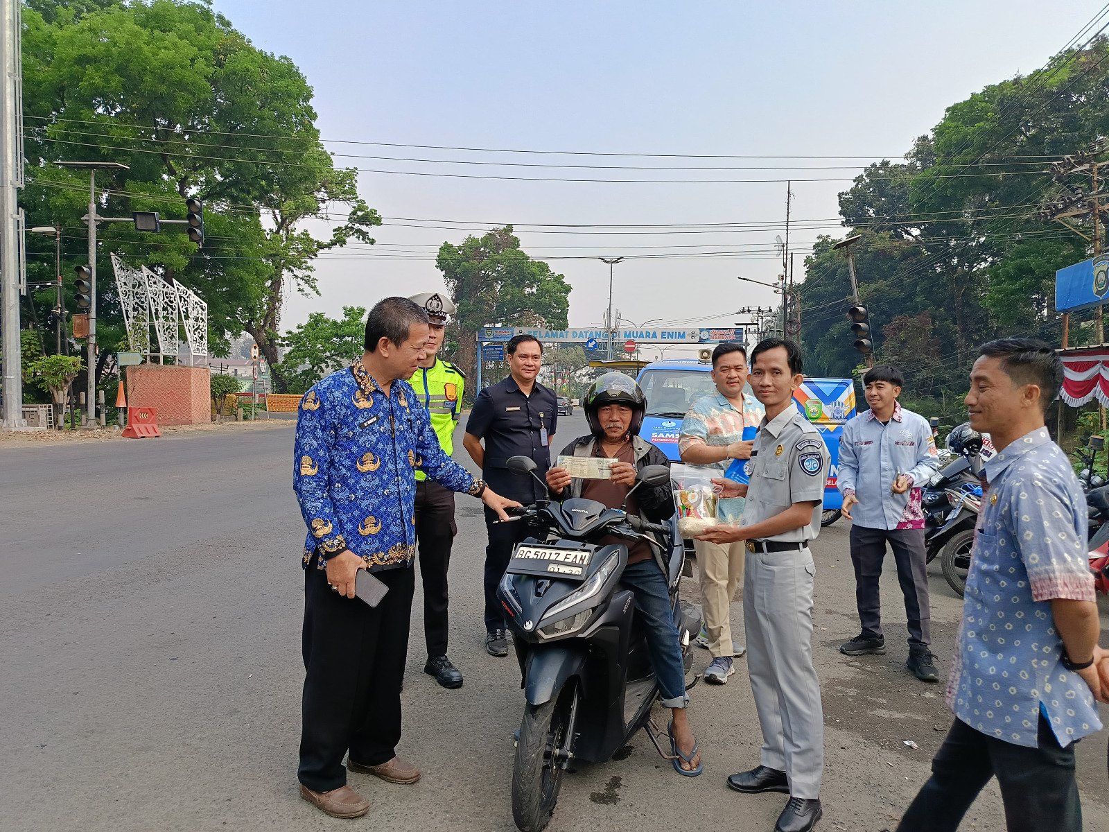 Samsat Menyapa Terpadu Dorong Kepatuhan Pajak Kendaraan di Muara Enim